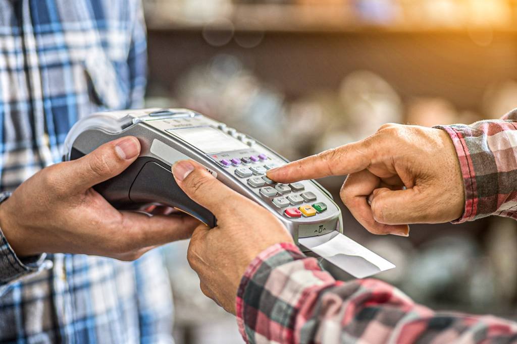 Saber utilizar o cartão de crédito de forma inteligente é uma tarefa desafiadora que ganhou ainda mais importância no atual cenário econômico brasileiro (Getty Images/boonchai wedmakawand)