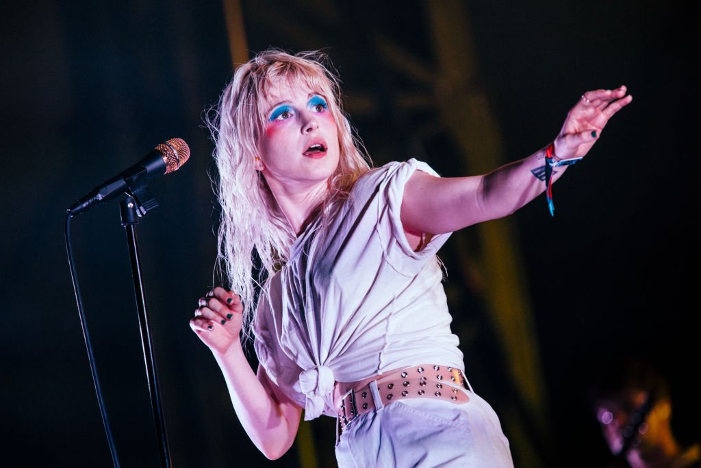 BOSTON, MA – MAY 25:Hayley Williams of Paramore performs onstage at Harvard Athletic Complex on May 25, 2018 in Boston, Massachusetts.(Photo by Natasha Moustache/GettyImages)