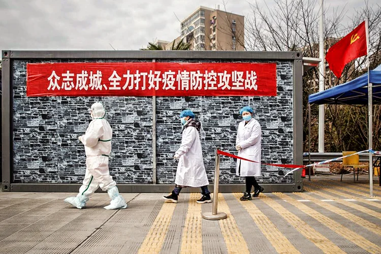 China: Pequim tem se defendido contra críticas apontando que deu um aviso à OMS sobre possíveis novos casos de pneumonia que se espalhavam na cidade de Wuhan, em dezembro. (Thomas Peter/Reuters)