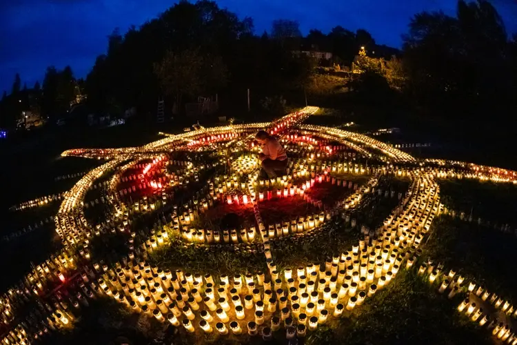 Homenagem: a alemã repete o ritual em memória das vítimas do coronavírus todas as noites (Foto/AFP)