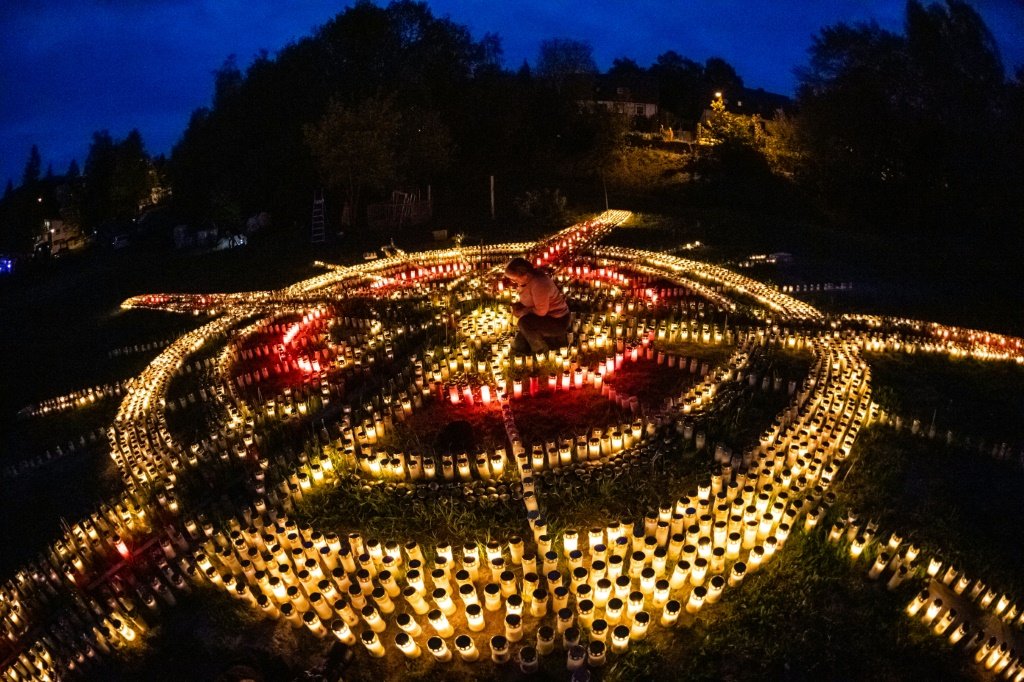 Alemã acende milhares de velas para vítimas da covid-19 no país