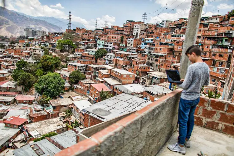 Educação: 55% das redes estaduais e 60% das redes municipais não desenharam estratégias para garantir o acesso à conteúdos durante a quarentena (Leonardo Fernandez Viloria/Getty Images)