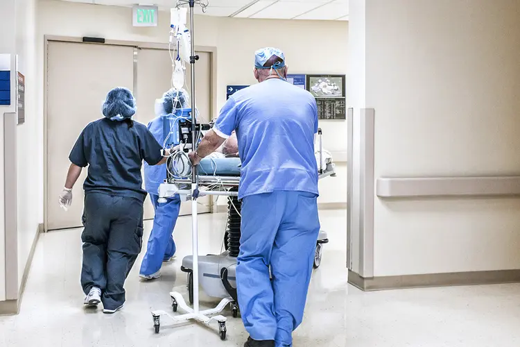 Paciente em hospital: levantamento da ANS mostra que ocupação de leitos privados caiu com a pandemia (iStock/Getty Images)