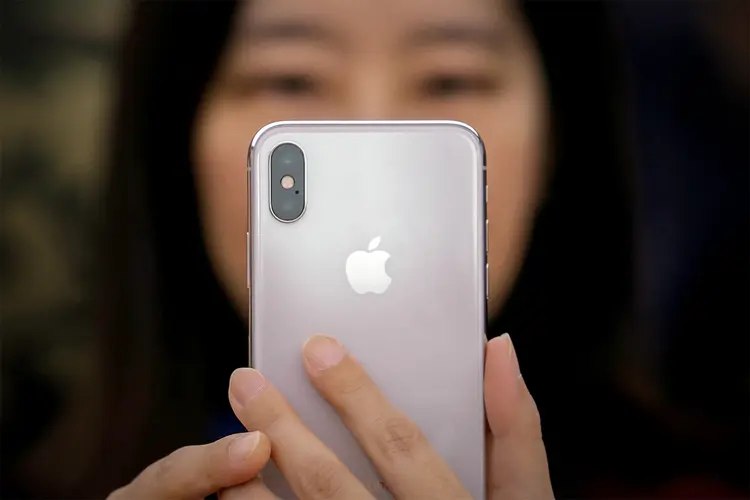 iPhone: apesar de as vendas de celulares terem crescido no segundo trimestre deste ano, a Apple vinha registrando receitas menores ao longo dos anos com a venda dos seus produtos (Thomas Peter/Reuters)