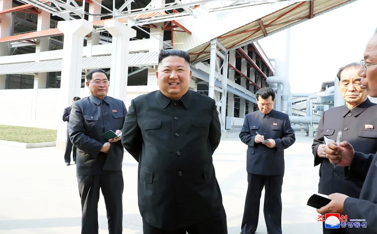 Foto supostamente tirada nesta sexta-feira, 1º de maio, foi divulgada por TV estatal norte-corana e mostra Kim Jong un visitando uma fábrica de fertilizantes (AFP PHOTO/KCNA VIA KNS/AFP)