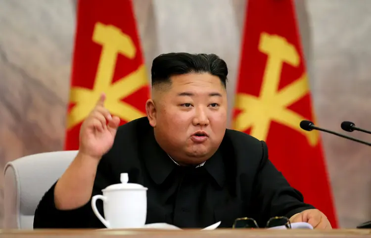 Kim Jong Un participa de reunião da Comissão Militar Central da Coreia do Norte. É a primeira aparição pública do líder norte-coreano em semanas (Korean Central News Agency/Divulgação)