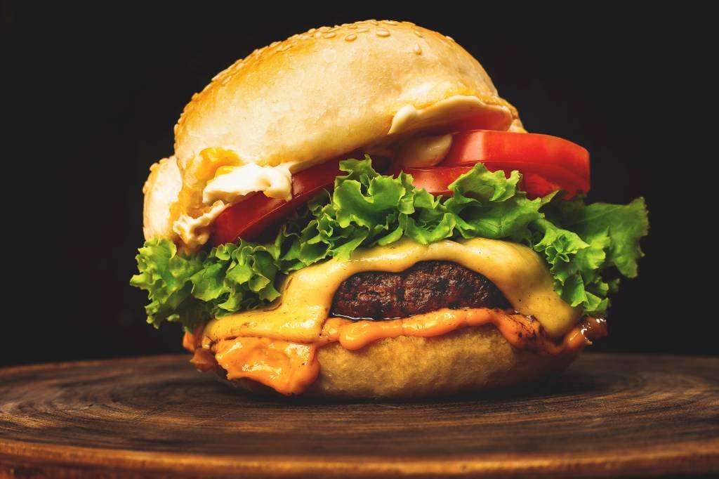 Dia do hambúrguer: Heinz distribui sanduíches 'na faixa'