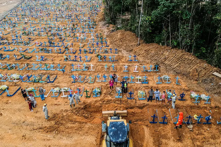 MANAUS: cemitério na capital do Amazonas aumentou a capacidade. (Bruno Kelly/Reuters)