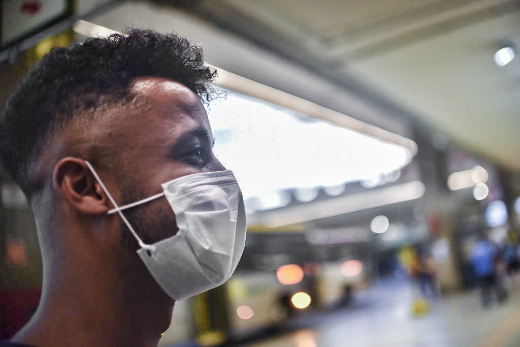 Multa para quem sair sem máscara no DF começa a valer nesta segunda