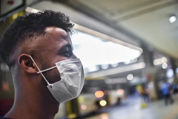 DF: a exigência do uso de máscara em espaços públicos é por tempo indeterminado (Andre Borges/Getty Images)