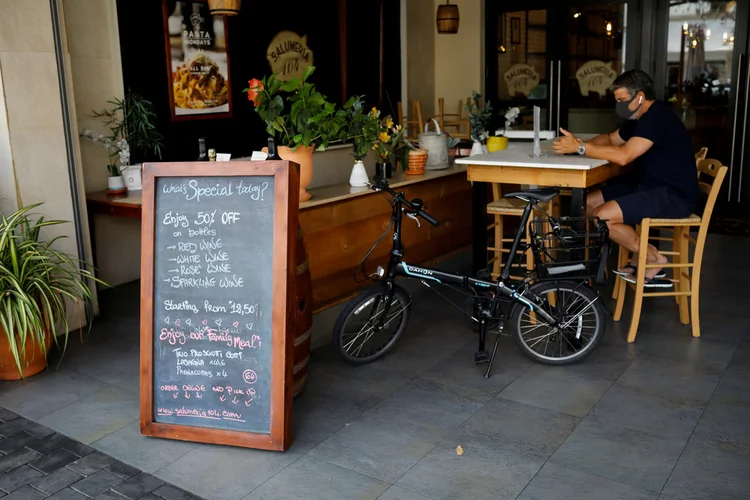 Restaurante reaberto em Miami: mais de 15.000 casos e quase 600 vítimas até agora (Marco Bello/Reuters)