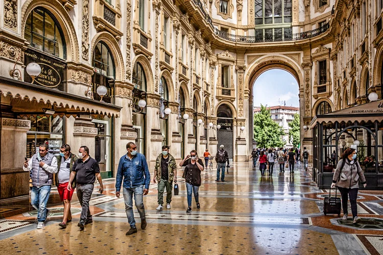 Pedestres percorrem a Galleria Vittorio Emanuele em Milão (Bloomberg / Colaborador/Getty Images)
