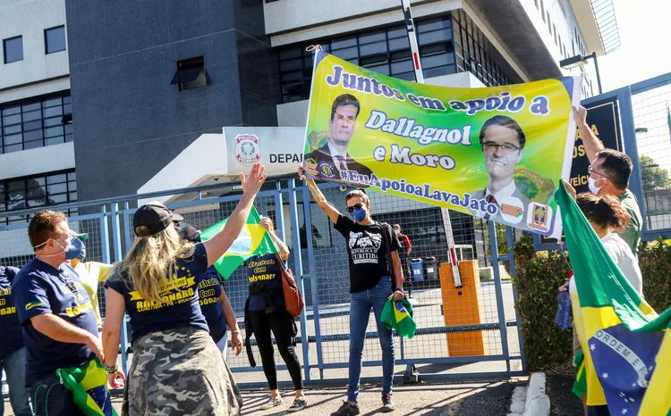 Apoiadores do ministro Moro e do presidente Bolsonaro em frente à PF de Curitiba (Franklin FREITAS/AFP)