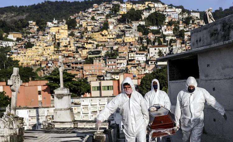 Coronavírus: 3.270 municípios brasileiros (58,7%) têm casos da infecção e 1.220 cidades (21,9%) já registram óbitos (Ricardo Moraes/Reuters)