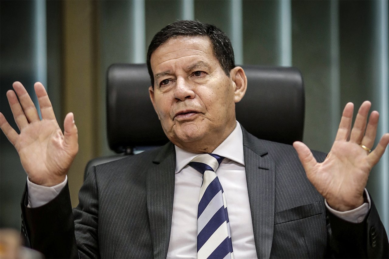 Mourão comemora vacina mas evita comentar sobre 1ª vacinada em SP