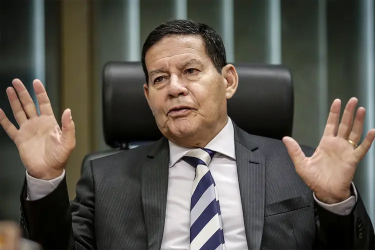 Mourão: o vice-presidente também disse não ter sentido "nada" ao ver a vacinação da primeira pessoa no País (Ueslei Marcelino/Reuters)