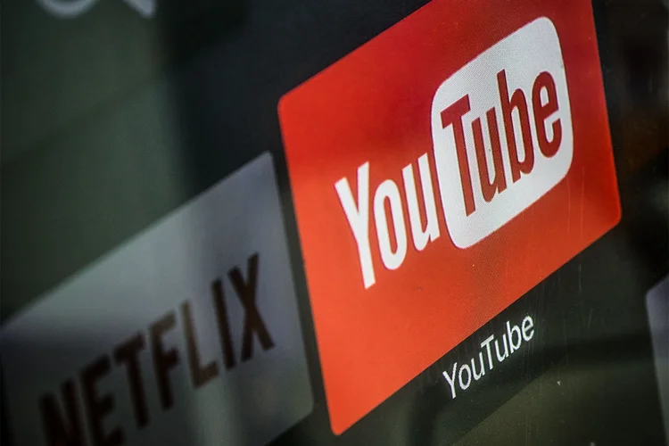 YouTube: vídeos com informações imprecisas estão entre os mais assistidos no site (Getty Images/Reprodução)