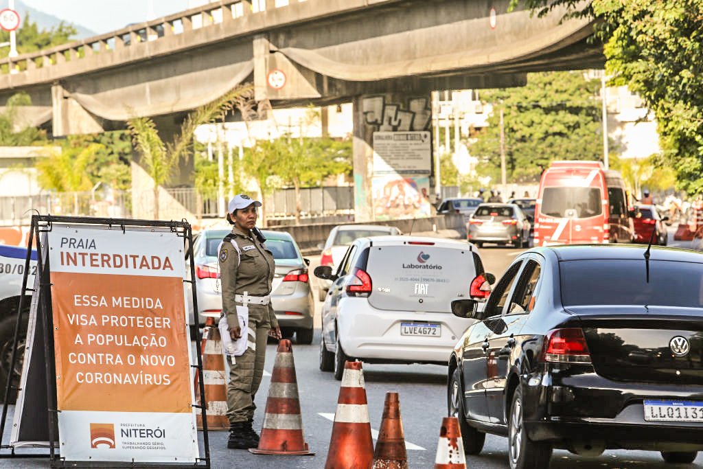 Lockdown em Niterói começa com trânsito nos acessos à cidade