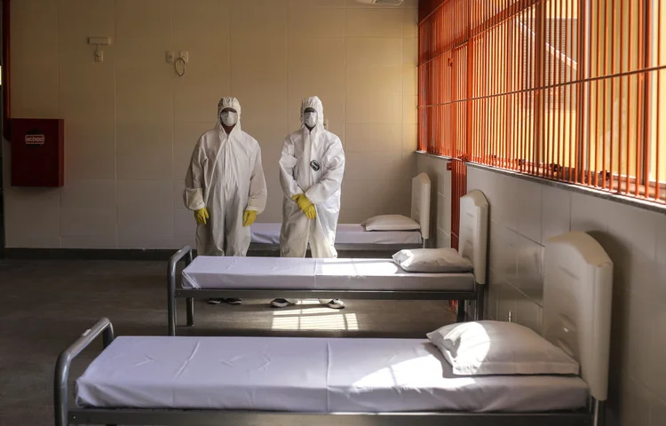 Profissionais de saúde em um hospital de campanha em Niterói, no Rio de Janeiro, durante a pandemia de coronavírus (Luis Alvarenga/Getty Images)