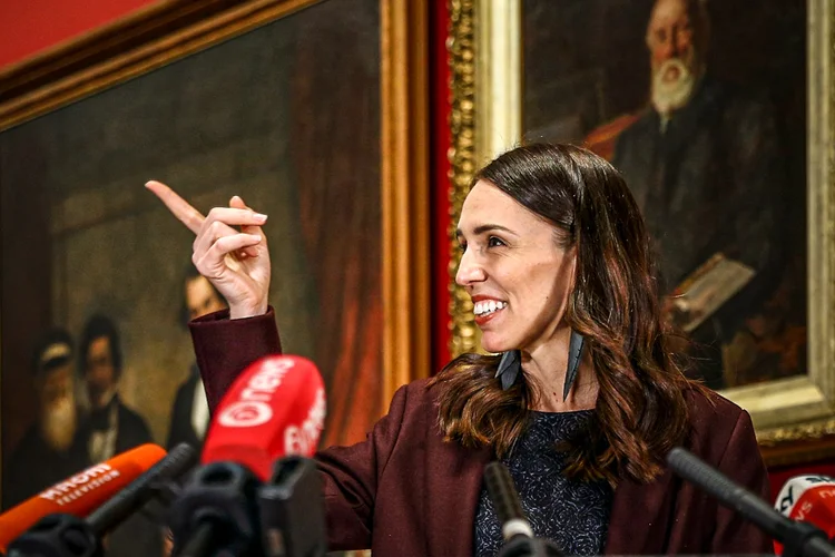 A primeira-ministra da Nova Zelândia, Jacinda Ardern: país não tem mais pacientes internados com covid-19, informou o governo (Hagen Hopkins / Correspondente/Getty Images)