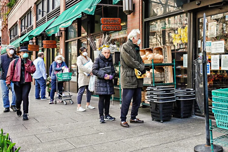 Pessoas circulam em Nova York durante pandemia do coronavírus: gastos do consumidor caíram 12,6% em abril, a maior queda desde que o governo começou a acompanhar a série em 1959 (Cindy Ord / Equipe/Getty Images)