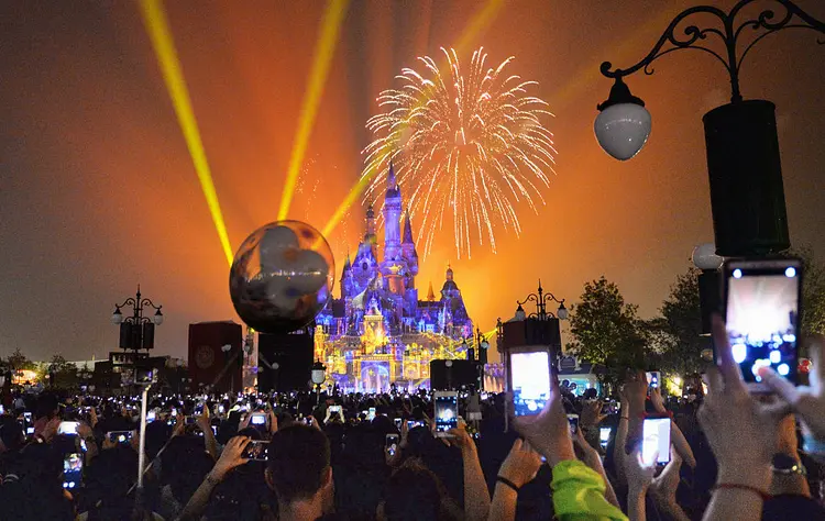 Complexo Disney: desafio será controlar a quantidade de visitantes nos parques (Kyodo News Stills/Getty Images)