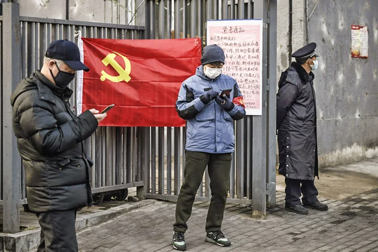 Bandeira do Partido Comunista colocada na entrada de um complexo residencial de Pequim (AFP/AFP Photo)