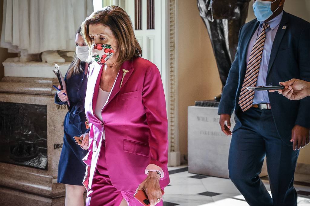 Nancy Pelosi, presidente da Câmara, caminha no Capitólio antes dos votos desta sexta-feira (15) (Chip Somodevilla/Getty Images)