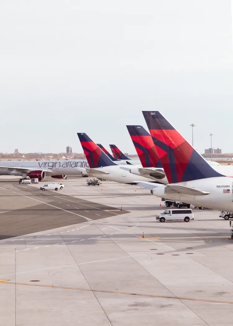 Aviões da Delta no John F. Kennedy International Airport: aviões no solo diante da demanda reduzida (Landon Speer/The New York Times)