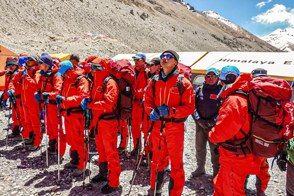 Cientistas chineses escalam o monte Everest para medi-lo