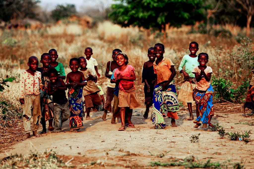 Crianças em Moçambique: Uma das fotos disponíveis para compra na galeria do projeto (André Montejano/Divulgação)