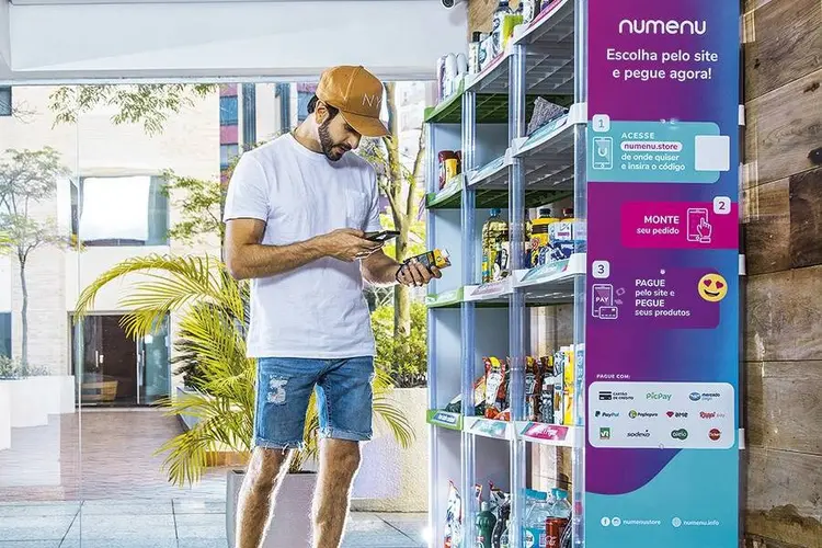 Morador de condomínio com lojinha da Numenu: conveniência é o nome do negócio agora (Leandro Fonseca/Exame)