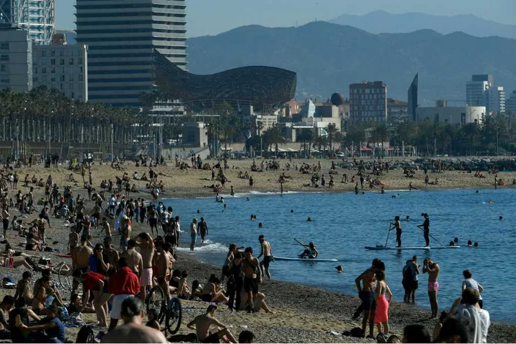 Praia em Barcelona: a reabertura total das praias do país deverá acontecer apenas na última fase do desconfinamento (Foto/AFP)