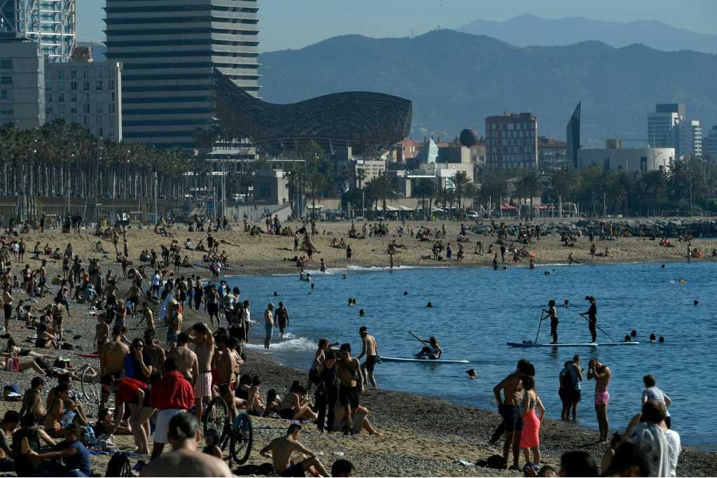 Praias e parques reabrem para passeios em Barcelona