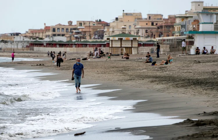 Italianos aproveitam a praia em Ostia, no oeste de Roma: distanciamento (Sonia Logre/AFP Photo)