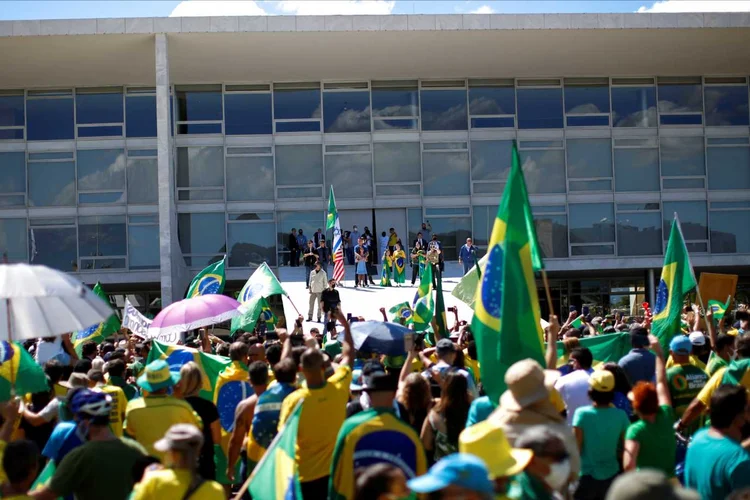 Protestos pró-governo: descumprindo o isolamento social, manifestantes se reúnem no Palácio do Planalto (Foto/Reuters)