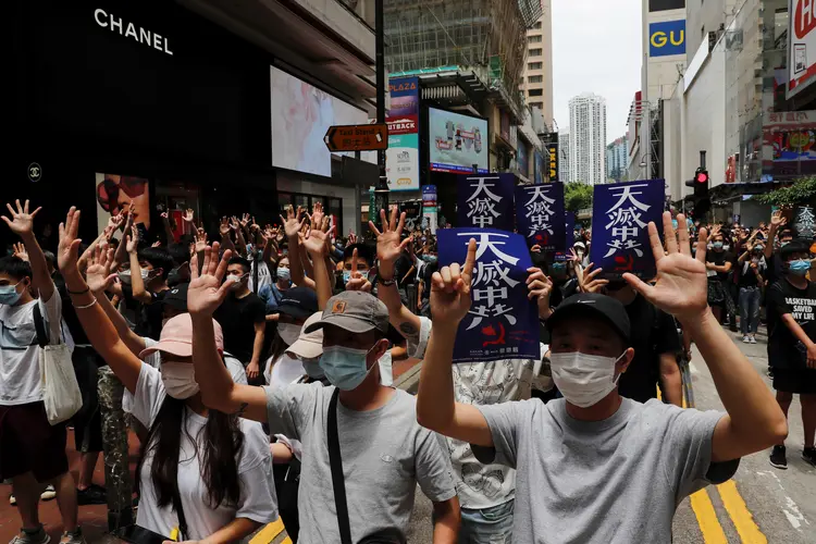 Decisão vem após as gigantescas manifestações do ano passado em Hong Kong contra a influência de Pequim (Tyrone Siu/Reuters)