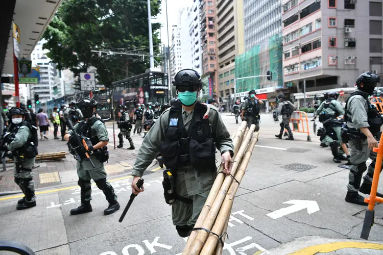 Policiais de Hong Kong tentam dispersar manifestantes que foram às ruas protestar contra nova lei de segurança chinesa (Anthony WALLACE / AFP/AFP)