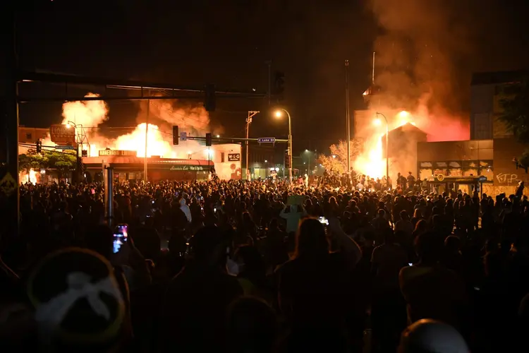 Protesto em Minneapolis após assassinato de homem coloca fogo na cidade (Nicholas Pfosi/Reuters)