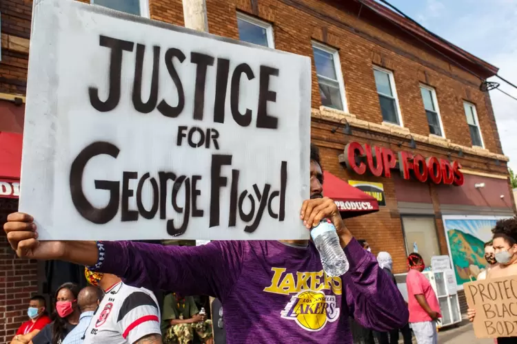 Manifestantes em 26 de maio de 2020 em Minneapolis durante protesto pela morte de George Floyd, um americano negro que morreu em uma prisão policial. (afp/AFP)