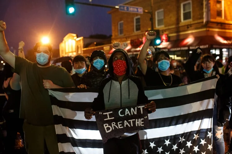Protestos nos EUA: cidade de Minnesota registra protestos pelo segundo dia consecutivo; manifestantes se reuniram no local da prisão para exigir "justiça" (Kerem Yucel/AFP)