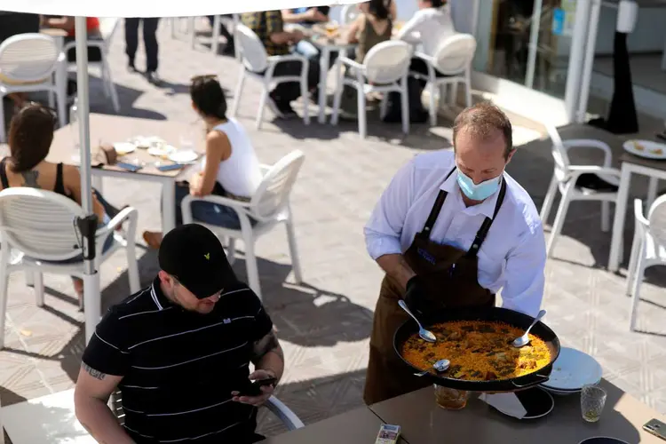 Restaurantes na Espanha: país como a flexibilizar o isolamento pelo coronavírus (Nacho Doce/Reuters)