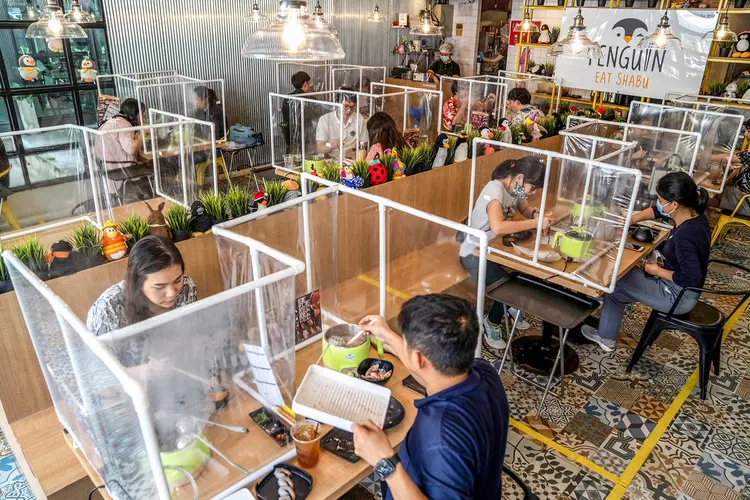Tailândia: os restaurantes estão montando barreiras plásticas para manter uma segurança entre os clientes  (Athit Perawongmetha/Reuters)