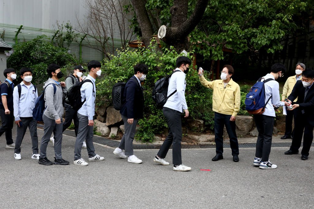 Coreia do Sul reabre escolas sob rigorosas medidas de segurança Exame