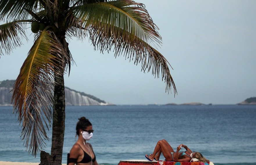 MÁSCARAS EM IPANEMA: o quadro dramático atualmente mostrado seria apenas a pontinha de um iceberg monstruoso / REUTERS/Ricardo Moraes