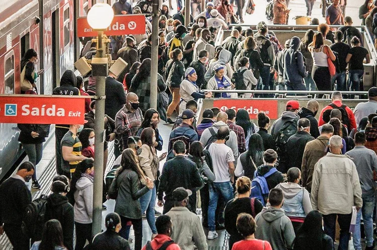 Movimentação na Estação da Luz, em SP, na manhã desta segunda-feira, 11 de maio (Fabio Vieira / FOTORUA/Estadão Conteúdo)