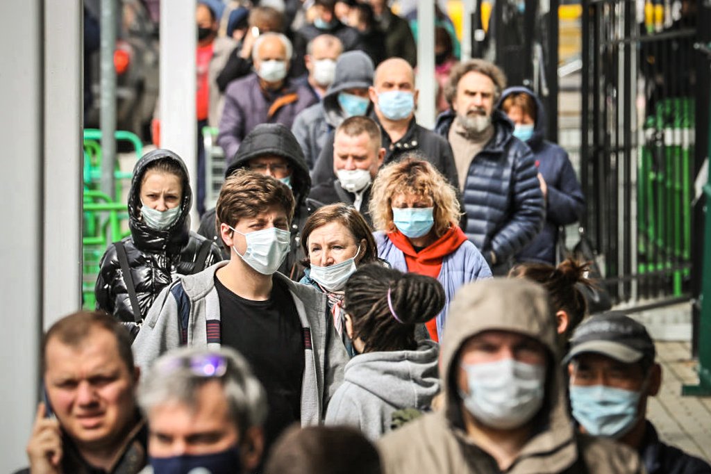 Pessoas de máscara: mundo já tem mais de 5 milhões de infectados (Gavriil GrigorovTASS/Getty Images)