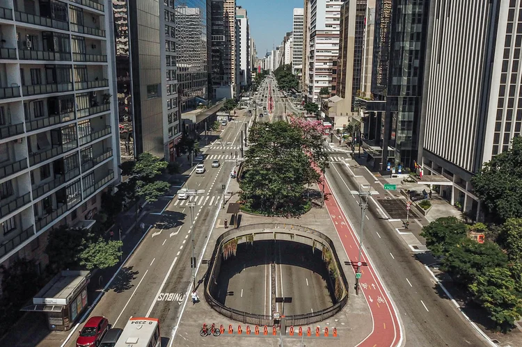 Avenida Paulista vazia: no domingo, dia em que mais pessoas ficam em casa, a taxa de isolamento social ficou 57% na capital paulista (Eduardo Frazão/Exame)