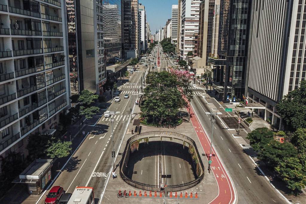 Avenida Paulista vazia: no domingo, dia em que mais pessoas ficam em casa, a taxa de isolamento social ficou 57% na capital paulista (Exame/Eduardo Frazão)