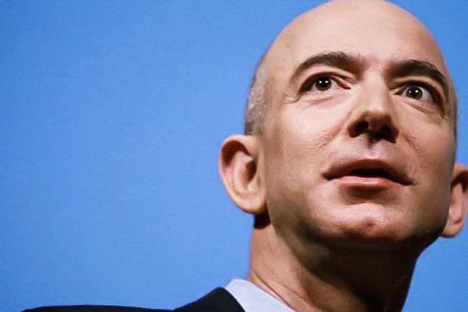 Bezos diz que sua empresa levará a primeira mulher à superfície da Lua